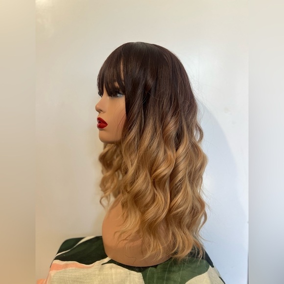 Wavy Medium Short Wig Balayage Blonde - Realistic Look - Picture 4 of 9